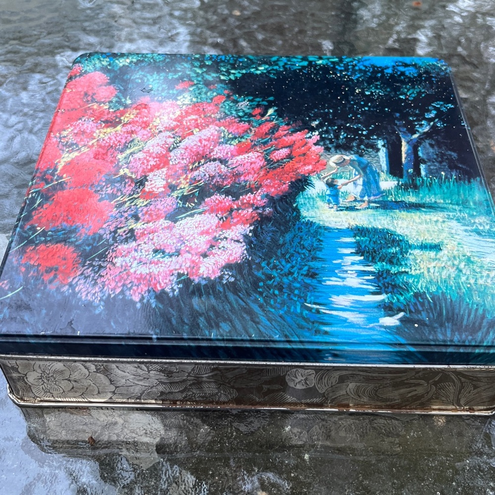 Vintage Tin box. biscuit tin.
